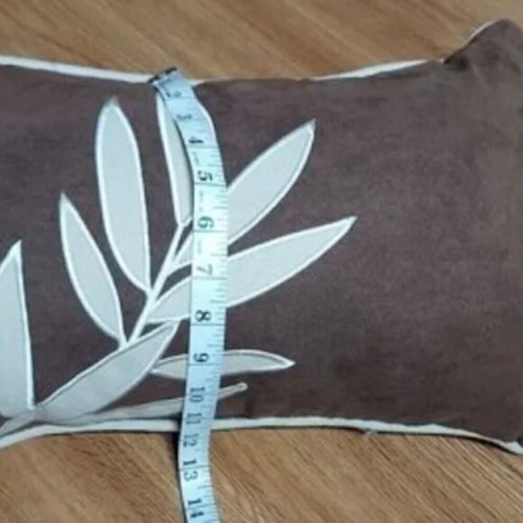 Decorative throw pillow. - Picture 5 of 5